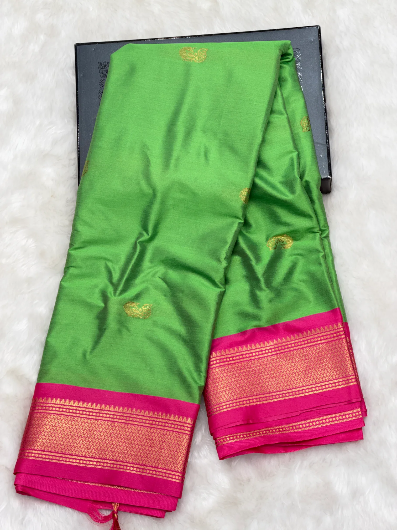 Sico Paithani  Parrot F01